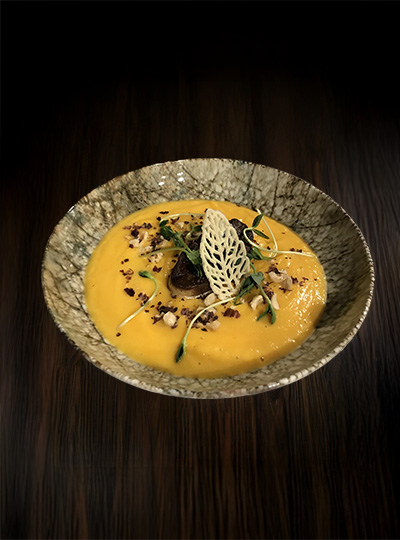 Crème de cucurbitacées, noisettes torréfiées et foie gras poêlé