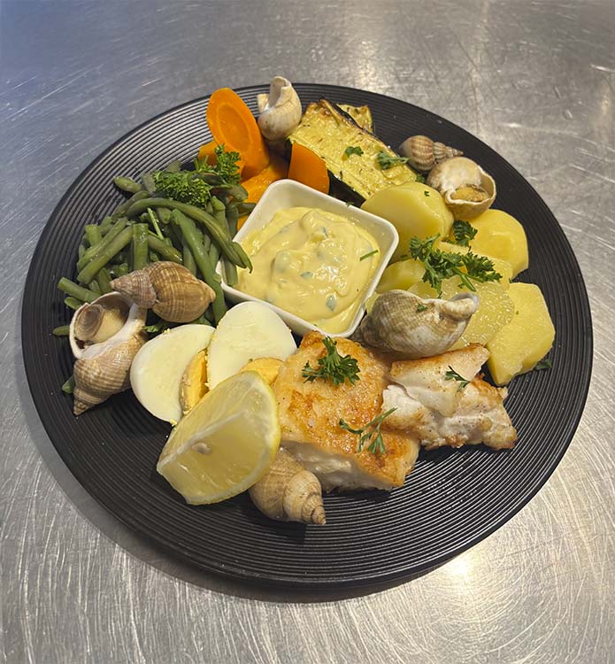 crème de céleri, tuiles de parmesan, compote d’aubergines et de pistaches, julienne de pommes Aïoli